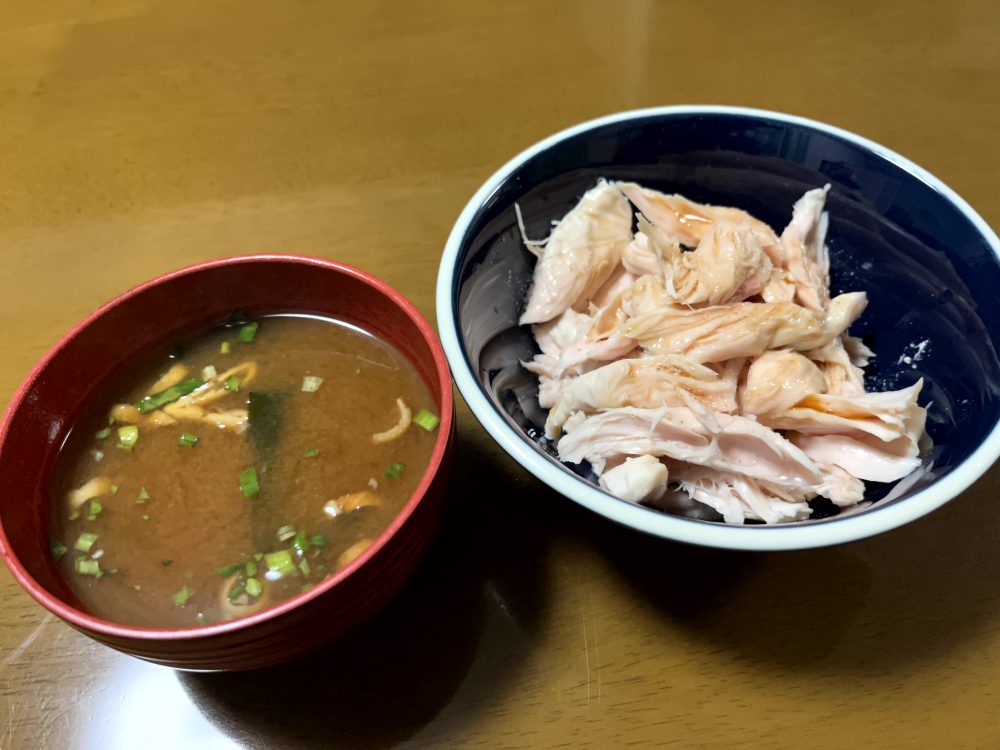 サラダチキンと味噌汁